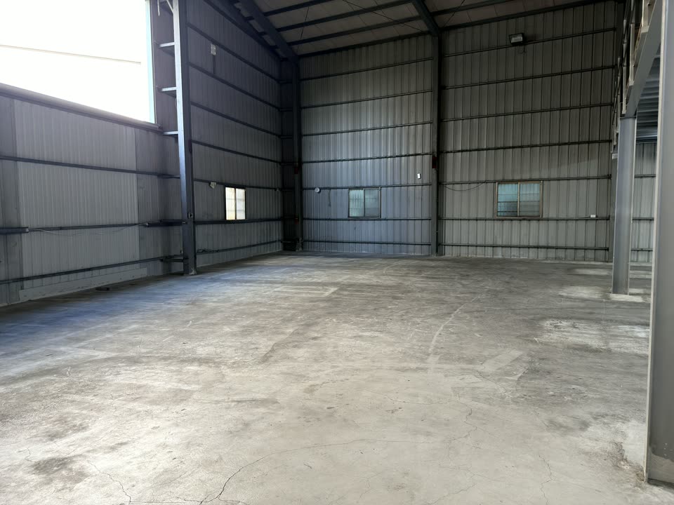 廠房挑高開放式作業空間
